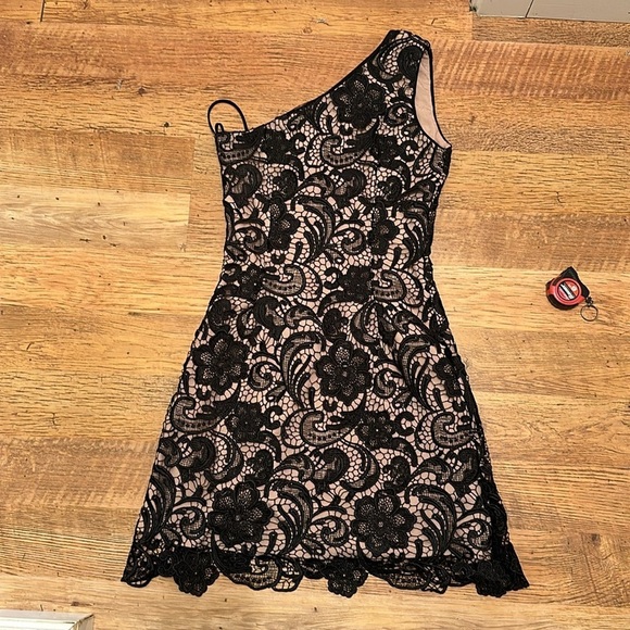 Dress The Population One Sleeve Black And Tan Lace Formal Dress EE - Picture 2 of 4